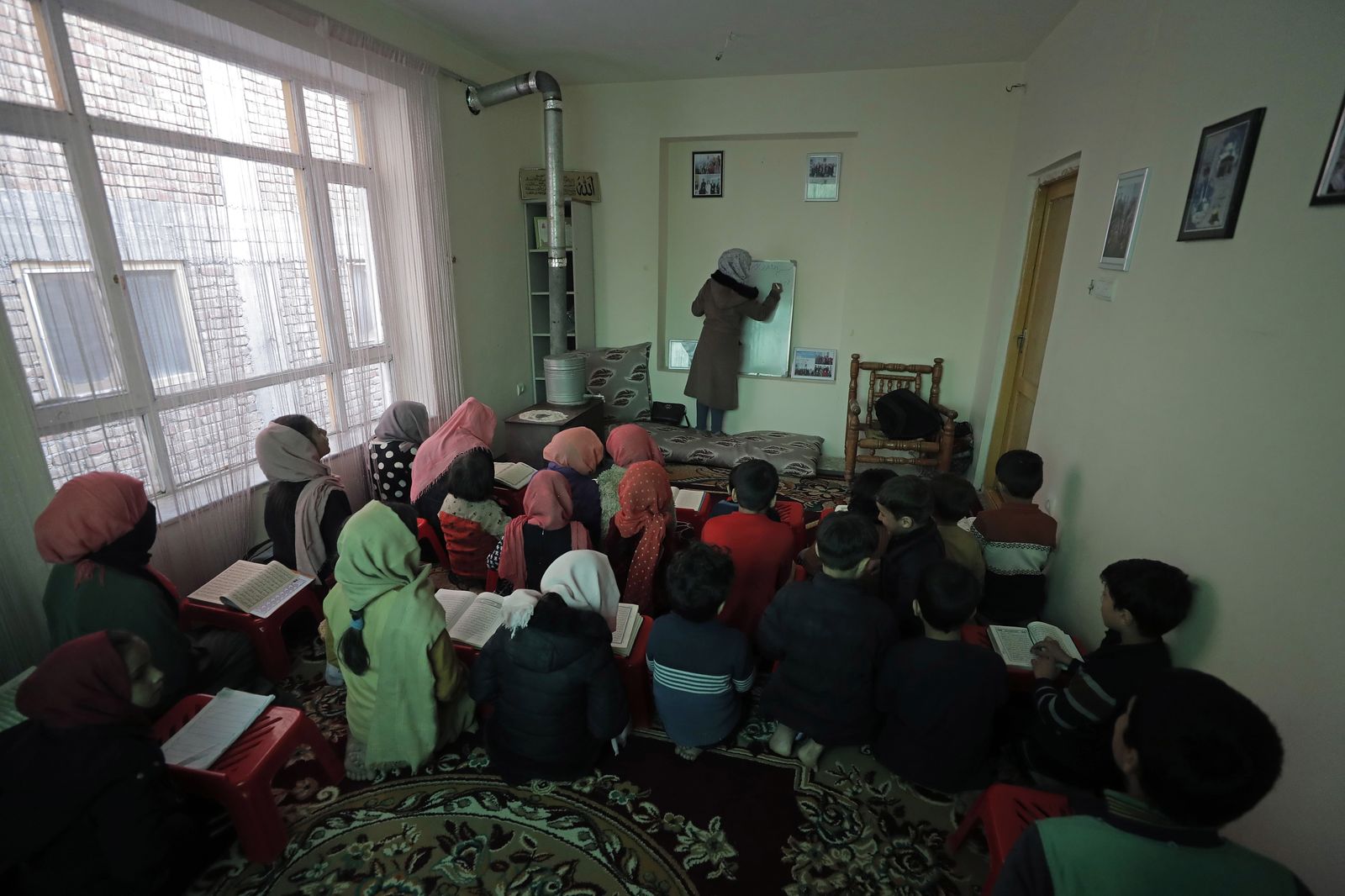 Los talibanes abrirán el miércoles las escuelas para las niñas en Afganistán