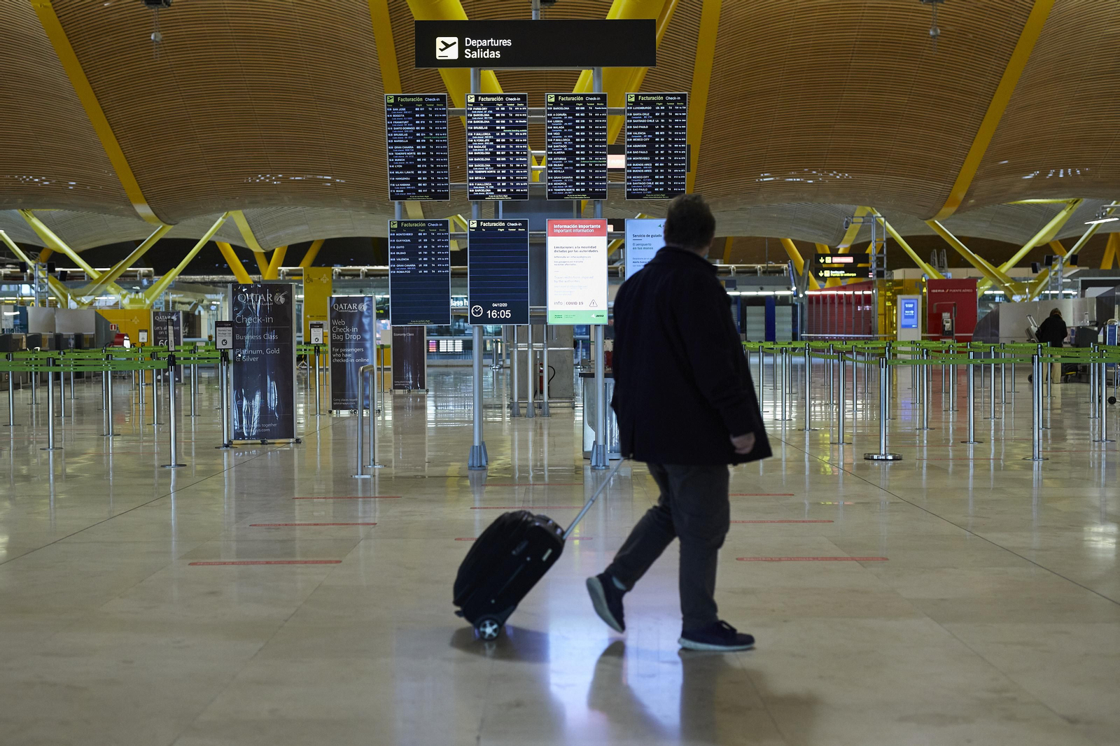 Archivo - Un pasajero camina por la terminal T4 del Aeropuerto Adolfo Suárez.