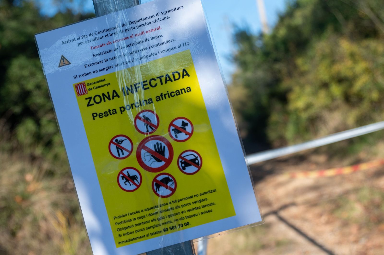 Cartel de alerta de zona infectada por la peste porcina africana en el Parque de Collserola