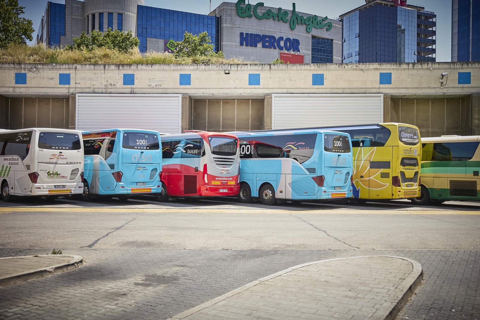 Archivo - Autobuses en la estación de Méndez Álvaro